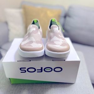 Brand new in box, OOFOS shoes- size 6 (fits like a 5).